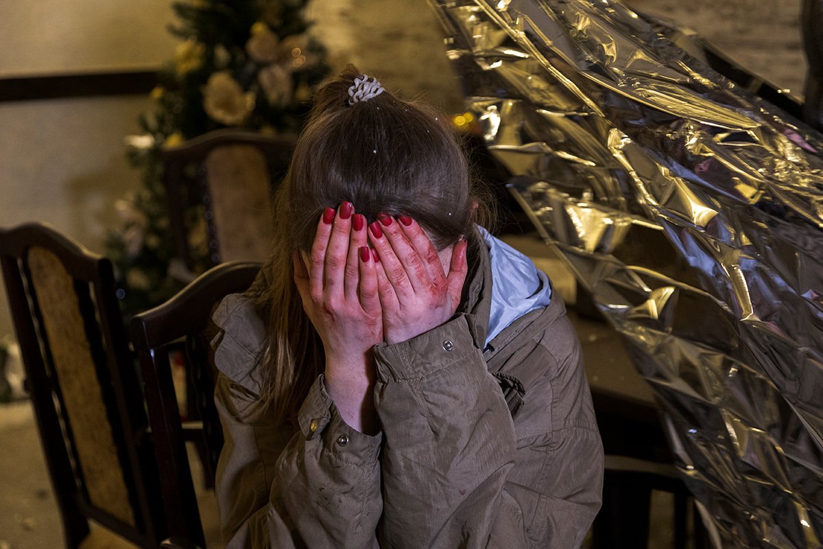 Раненая женщина после ночной атаки российской ракеты в Харькове, Харьков, Украина, 10 января 2024 года. Фото: Сергей Козлов / EPA-EFE