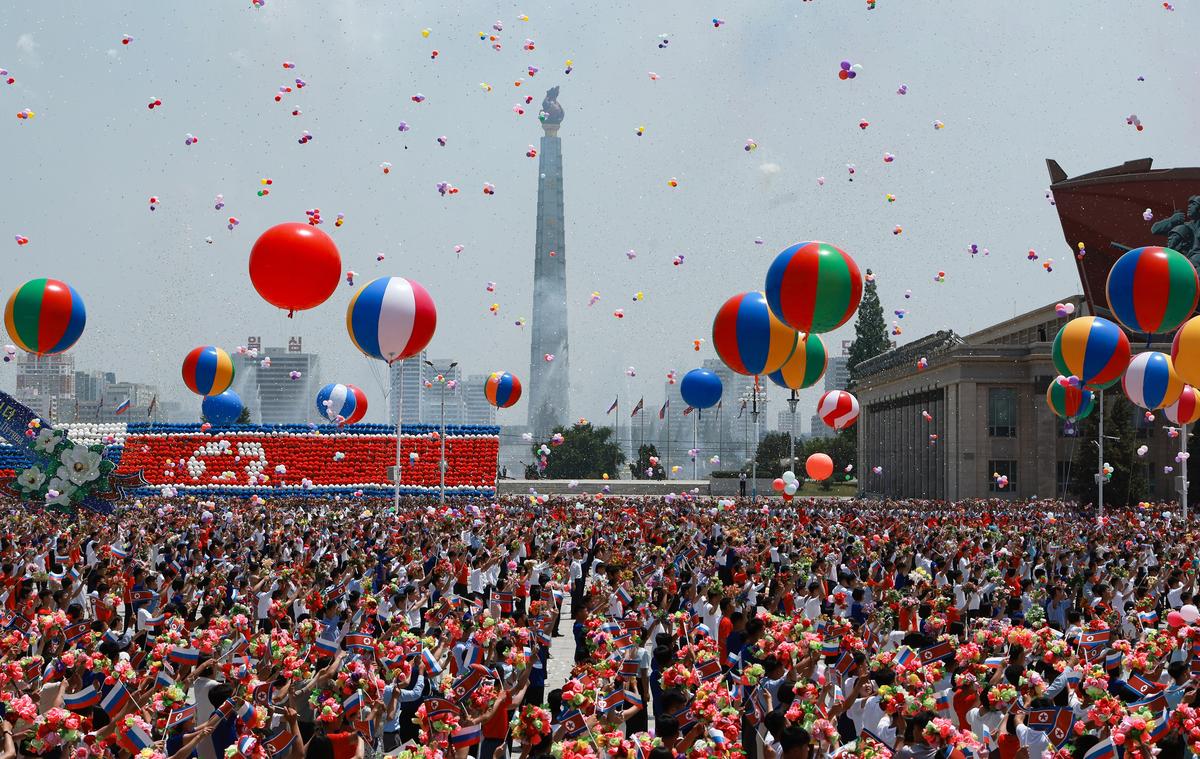 Crowds on Pyongyang’s Kim Il Sung Square greeting Putin’s arrival in Pyongyang, North Korea, 19 June 2024. Photo: EPA-EFE / VLADIMIR SMIRNOV / SPUTNIK / KREMLIN POOL