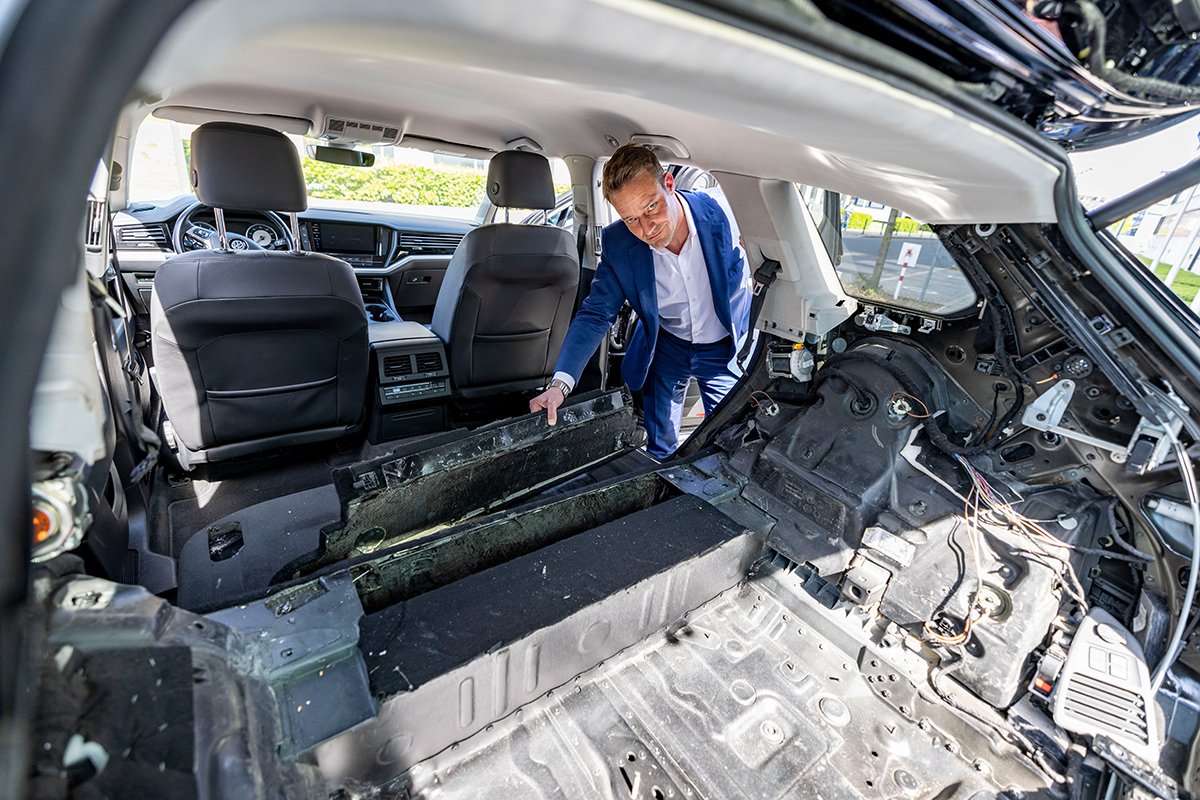Полицейский криминальной полиции Дюссельдорфа, показывает автомобиль с тайником для наркотиков, который был изъят в ходе спецоперации по поимке членов 'Ndrangheta в Германии. Фото: Christoph Reichwein / picture alliance / Getty Images