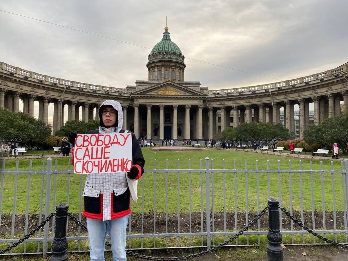 Есть маленькие лучики, которые не дают тьме поглотить Россию». В Петербурге  преследуют 19-летнего антивоенного активиста. Его исключили из двух вузов,  дважды избили, сломали очки, дали 10 суток, а он всё равно убежден,