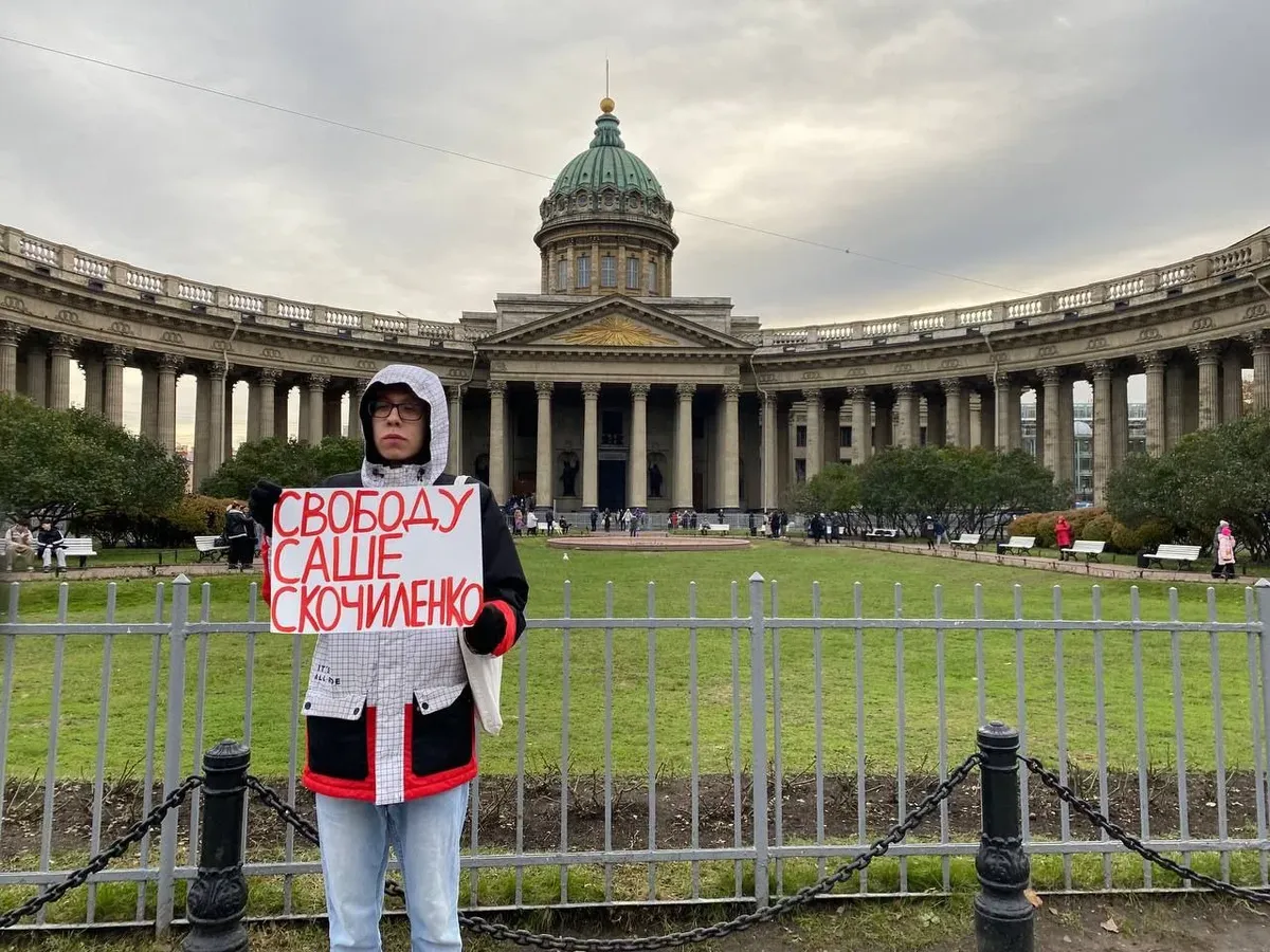 «Есть маленькие лучики, которые не дают тьме поглотить Россию». В  Петербурге преследуют 19-летнего антивоенного активиста. Его исключили из  двух вузов, дважды избили, сломали очки, дали 10 суток, а он всё равно  убежден, что акции ...