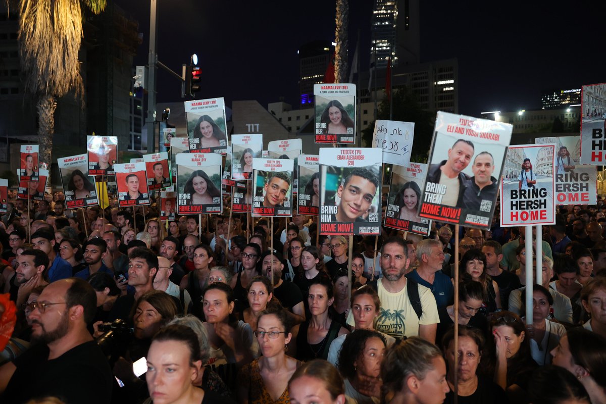 Участники митинга за освобождение заложников в Тель-Авиве, Израиль, 8 июня 2024 года. Фото: Abir Sultan / EPA-EFE