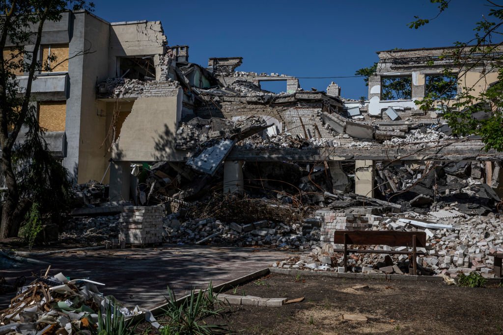Разрушенные в результате обстрелов дома в Херсоне. Фото: Alex Chan / SOPA Images / LightRocket / Getty Images