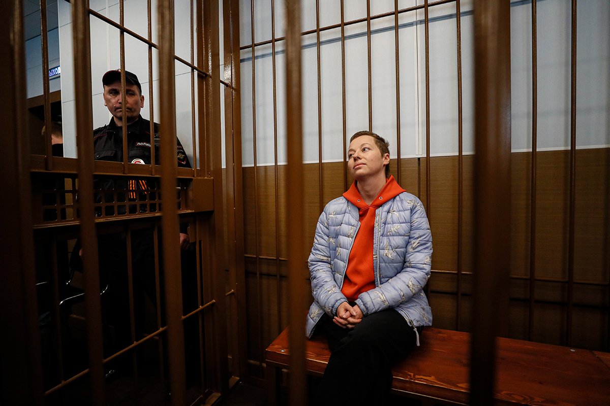 Евгения Беркович в камере для подсудимых во время слушаний о мере пресечения в Замоскворецком районном суде Москвы, 05 мая 2023 года. Фото: Юрий Кочетков / EPA-EFE