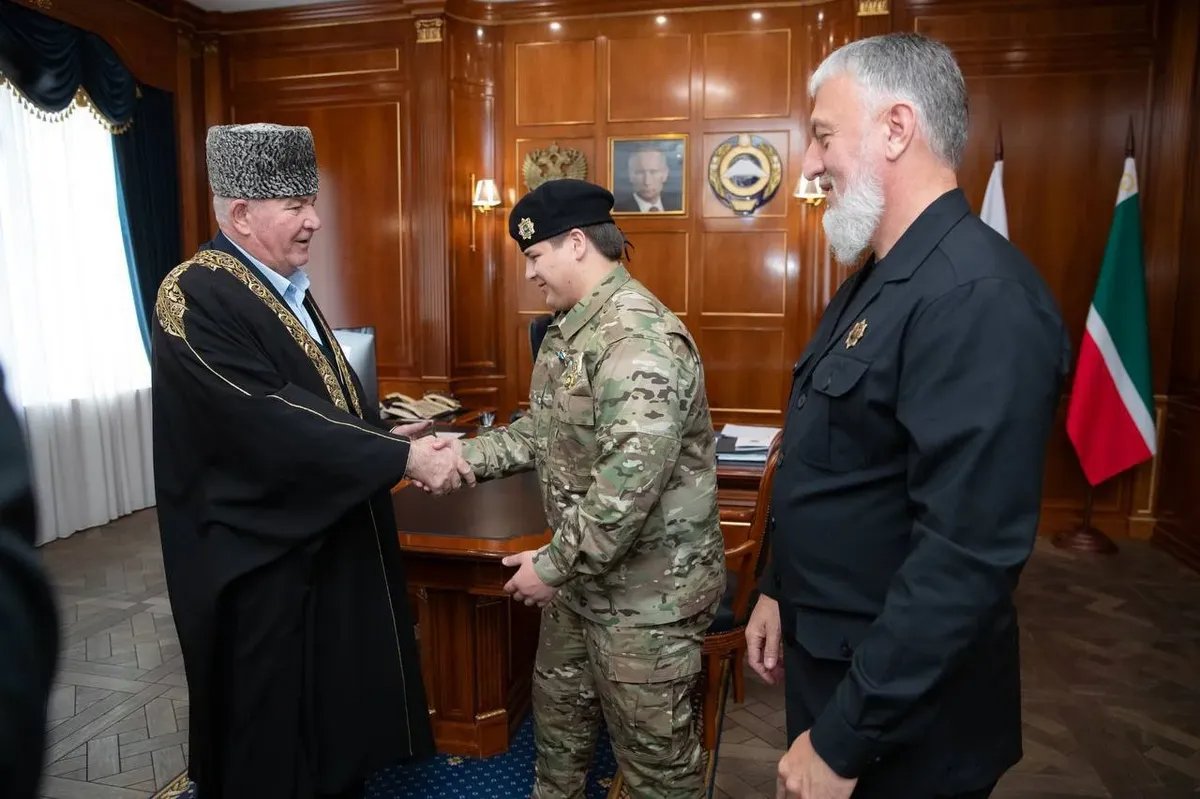 Award being presented to Adam Kadyrov. Photo: Rashid Temrezov’s Telegram channel