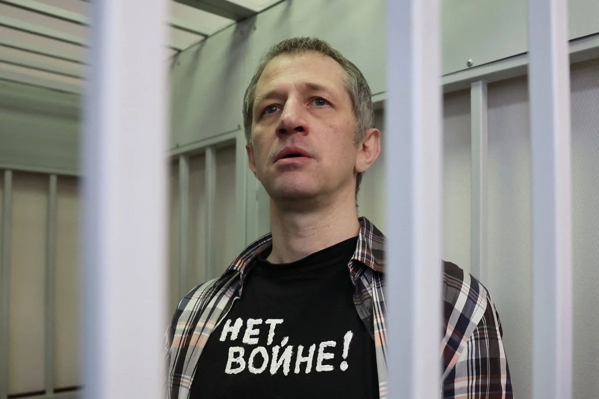 Roman Ivanov wears a “No to War” t-shirt in court in Korolyov, Moscow region, 6 March 2024. Photo: AFP / Scanpix / LETA