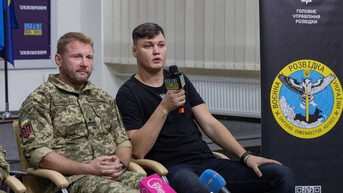 Maxim Kuzminov (right) at a Defence Intelligence of Ukraine (GUR) press conference. Photo: GUR