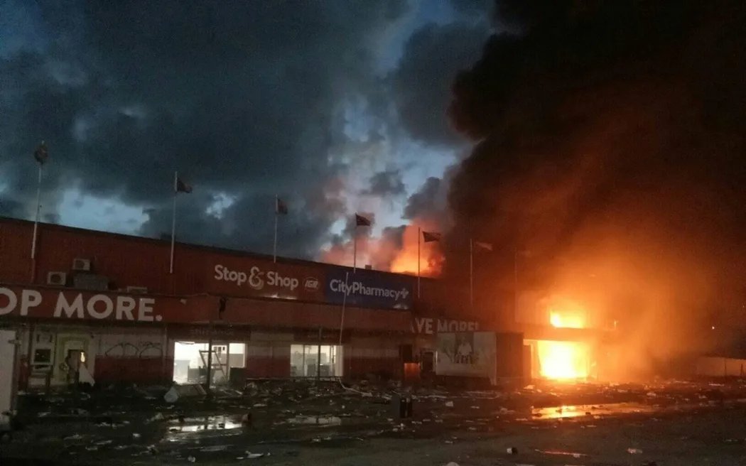 Подожженный магазин в Папуа — Новой Гвинее во время беспорядков, фото: соцсети