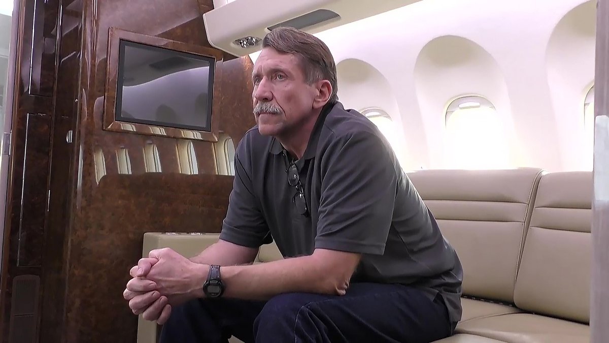 Viktor Bout në një aeroplan përpara se të fluturonte për në Rusi, 8 dhjetor 2022. Pamja e ekranit nga video FSB / UPI / Shutterstock / Karakteristikat e Rex / Vida Press