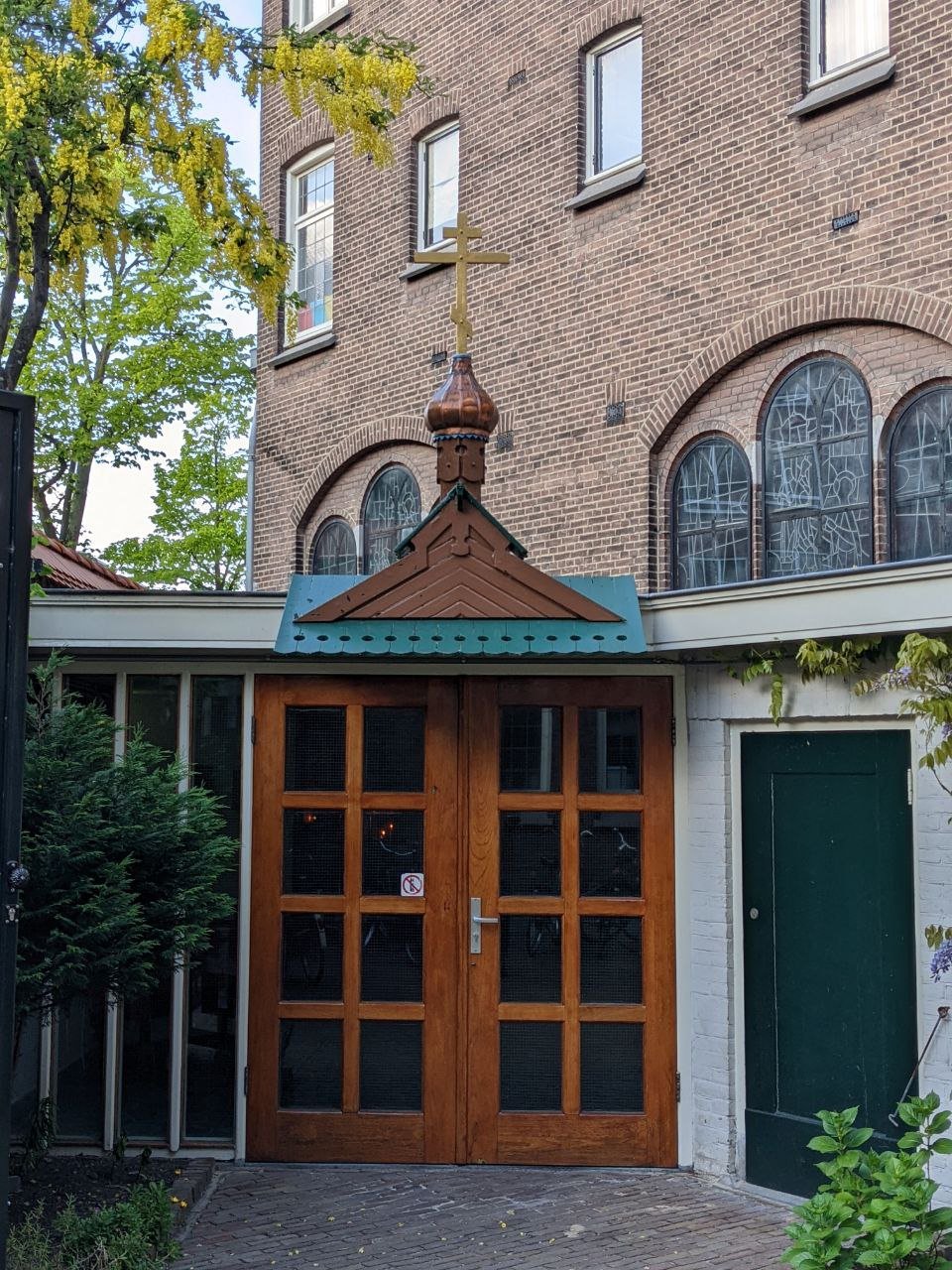 Вход в храм русского православного прихода в Амстердаме. Фото: Федор Агапов