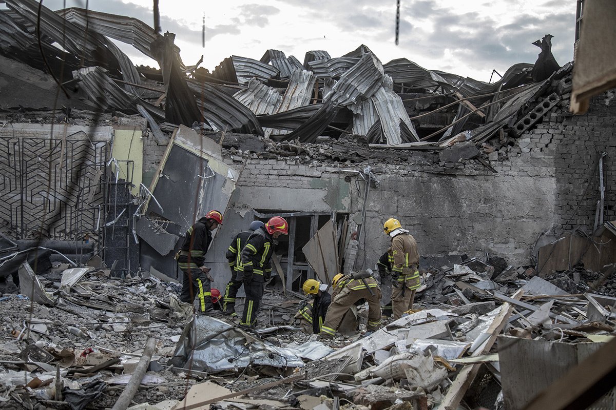 A Russian missile attack on a Kramatorsk restaurant in June 2023 killed 13 people and injured 61. Photo: Ukrainian firemen working to recover the remaining bodies from under the rubble. Narciso Contreras/Anadolu Agency via Getty Images