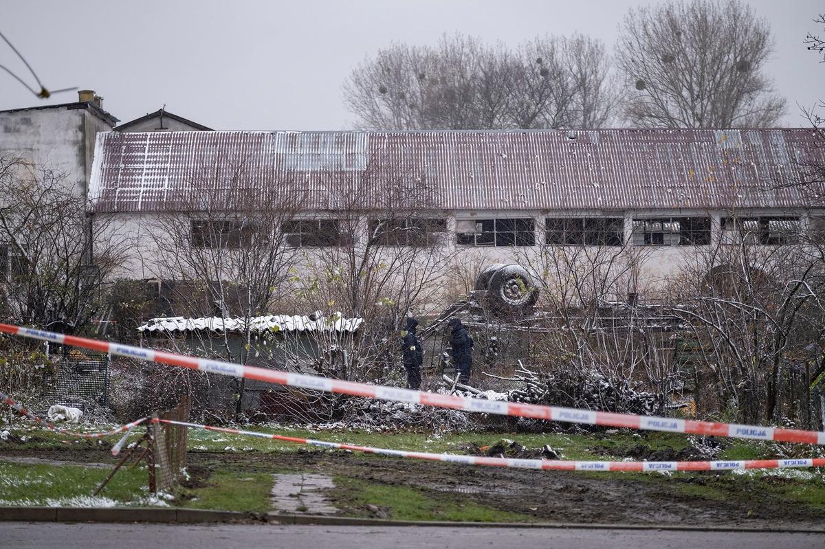 Полиция ищет части ракеты возле места взрыва в Пшеводове, Польша, 17 ноября 2022 г. Фото: Karolina Jonderko/Getty Images