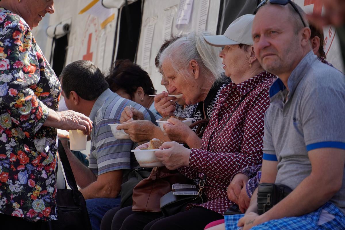 Evacuees from the Kursk region’s border area being fed by the Russian Red Cross in Kursk, Russia, 10 September 2024. Photo: EPA-EFE