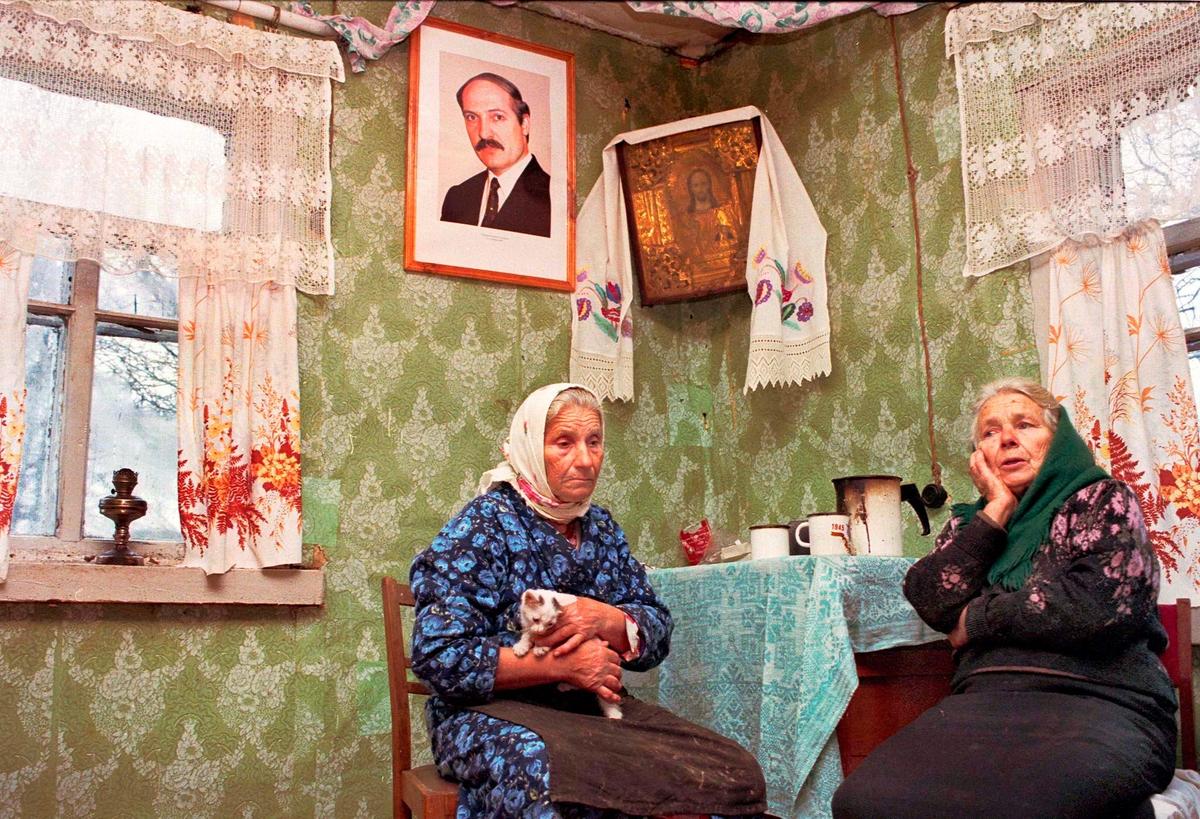 Two elderly Russian women who wish Lukashenko was their president, in a Russian village close to the Belarusian border, 26 October 1998. Photo: EPA / VIKTOR DRACHEV