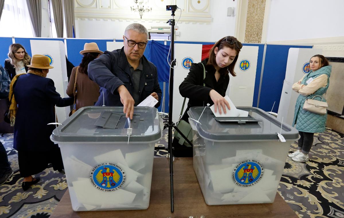 Moldovan citizens cast their ballots at a Bucharest poling station in neighbouring Romania, 20 October 2024. Photo: EPA-EFE / ROBERT GHEMENT