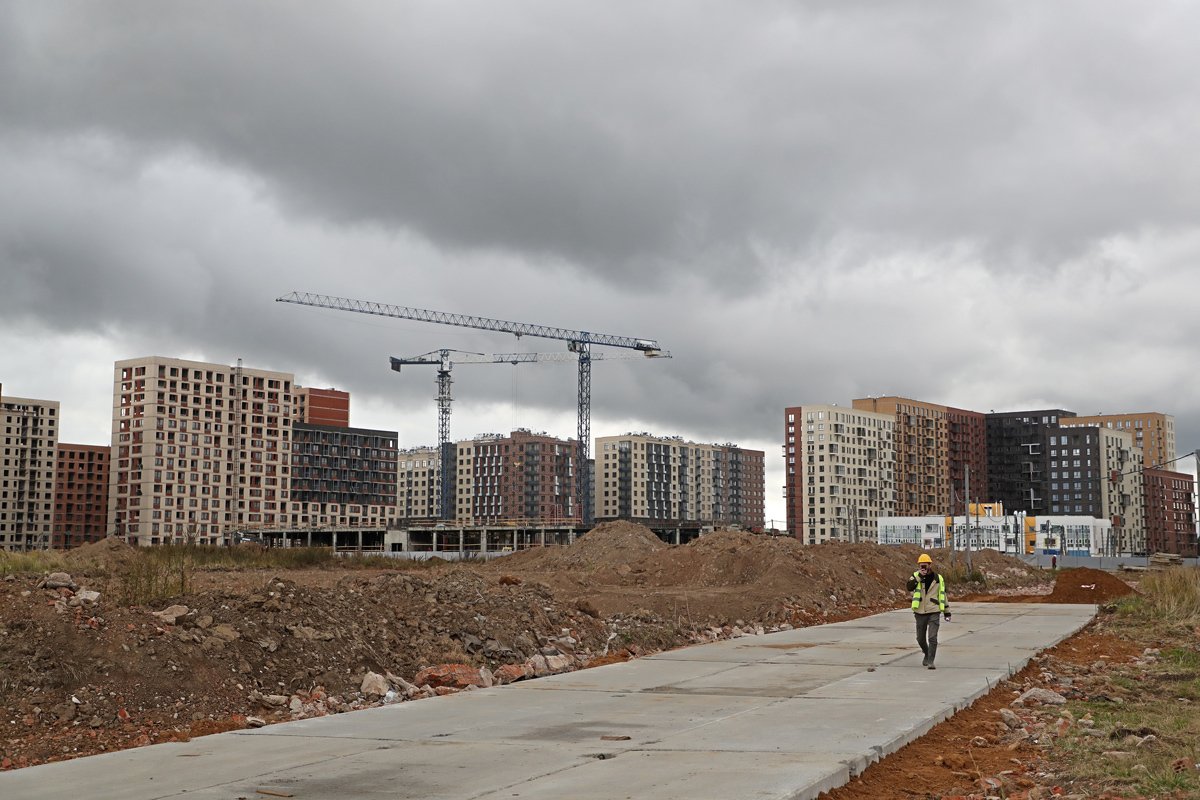 Строительство новых жилых домов в Москве, 8 сентября 2022 года. Фото: Максим Шипенков / EPA-EFE