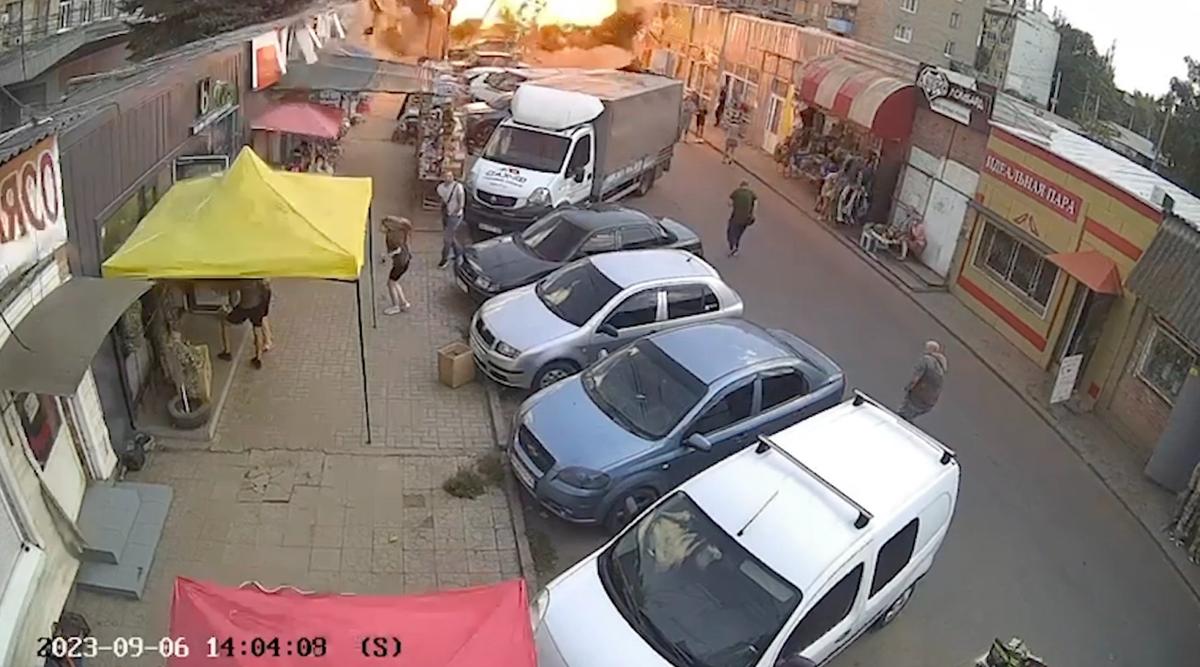 Момент падения ракеты на рынок в Константиновке. Фото: скрин видео