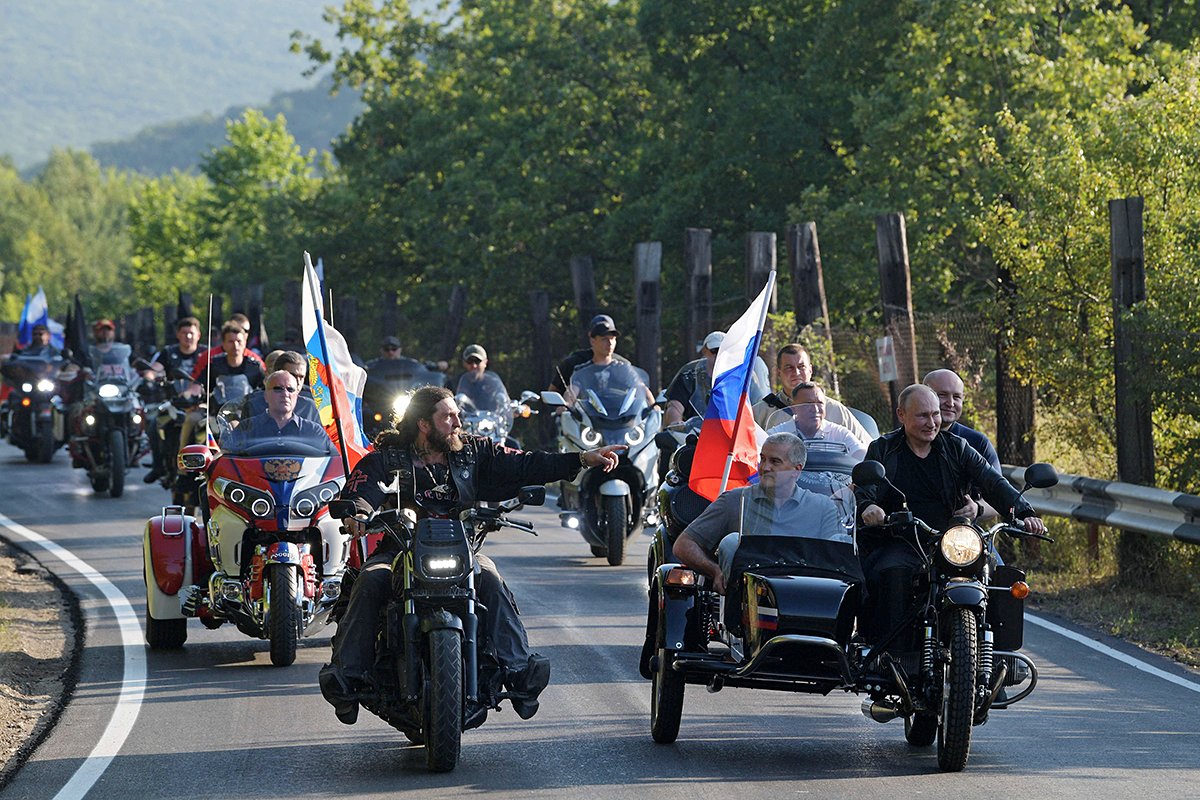 Vladimir Putin dhe Ujqërit e Natës me udhëheqësin e tyre Alexander Zaldostanov në Sevastopol, Krime, 10 gusht 2019. Foto: Alexey Druzhinin / EPA-EFE / SPUTNIK / KREMLIN POOL