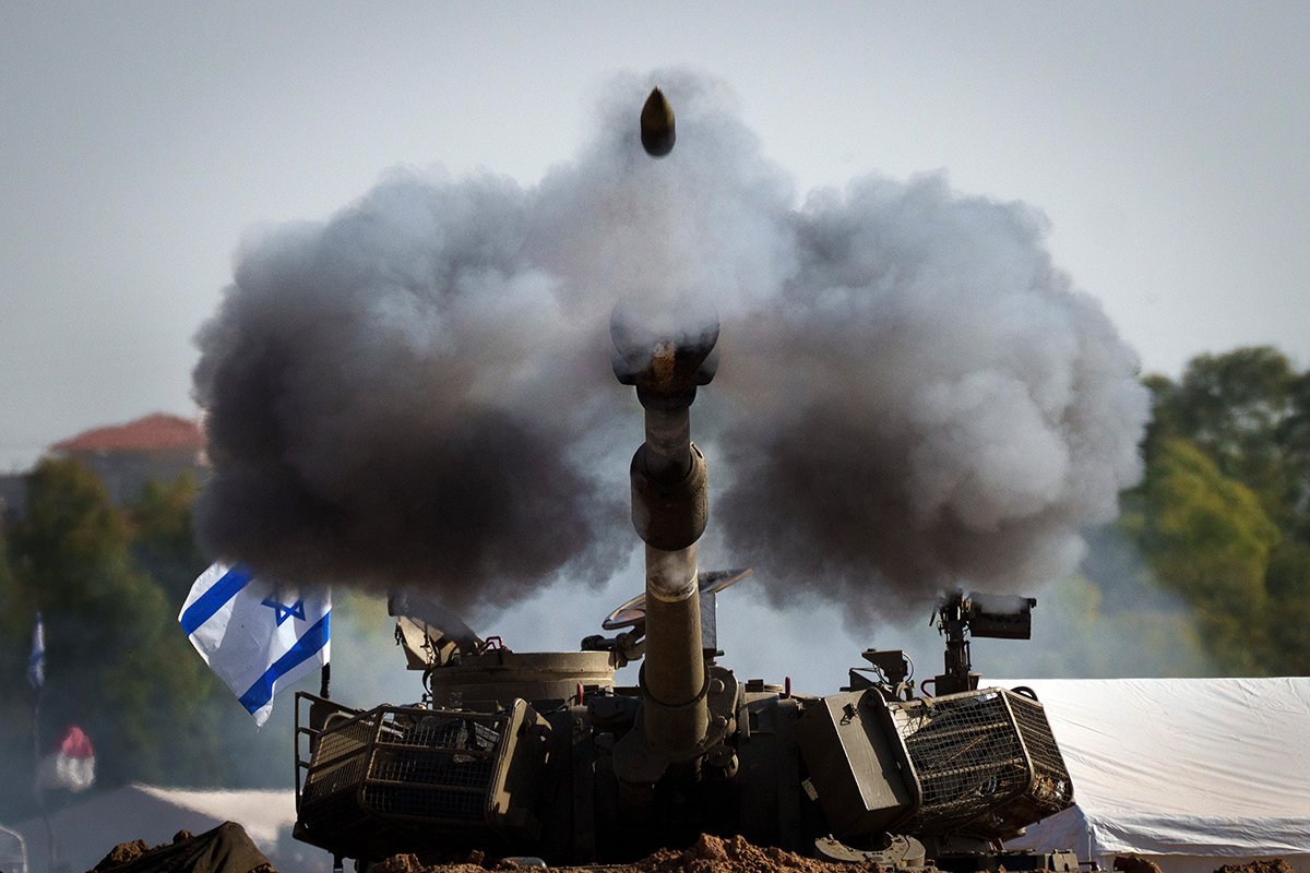 Израильское самоходное гаубичное артиллерийское орудие ведет огонь в сторону сектора Газа с позиции вблизи границы 23 ноября 2023 г. на юге Израиля. Фото: Christopher Furlong / Getty Images