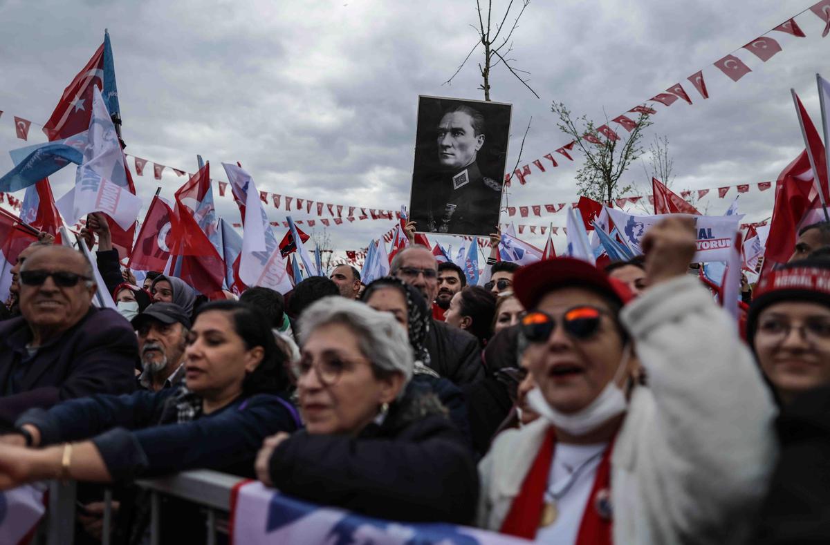 Сторонники Кемаля Кылычдароглу держат портрет Мустафы Кемаля во время демонстрации. Фото: EPA-EFE / ERDEM SAHIN