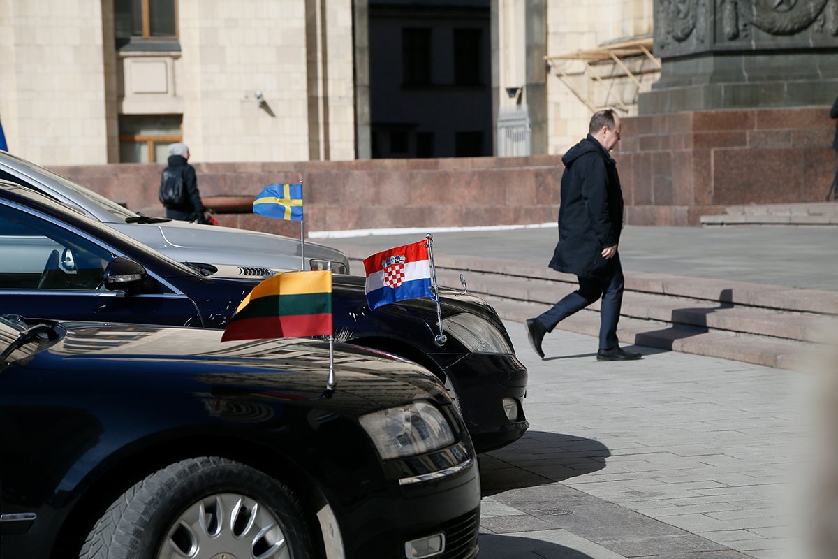 Дипломатические автомобили возле штаб-квартиры МИД России в Москве, 30 марта 2018 года. Фото: Максим Шипенков / EPA-EFE