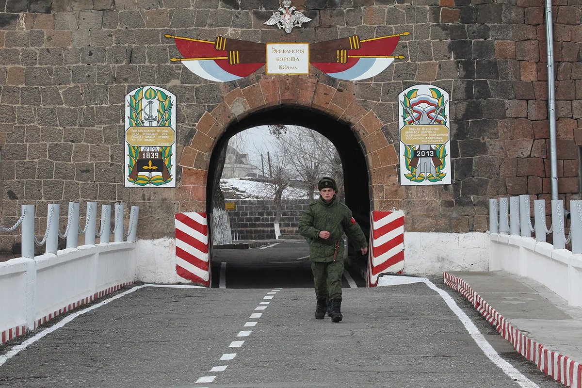 Russian soldiers near the 102th military base in Gyumri, Armenia, on 2 December 2013. Photo: Sasha Mordovets / Getty Images