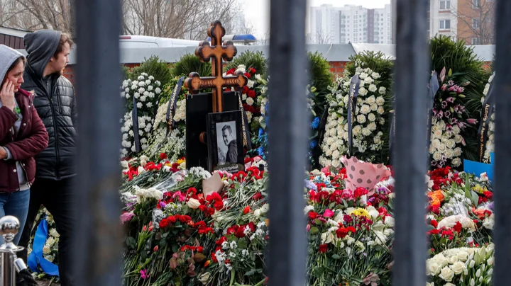 В феврале произошло одно из главных потрясений года — смерть Алексея Навального. Какой из этих комментариев написан настоящим пользователем?