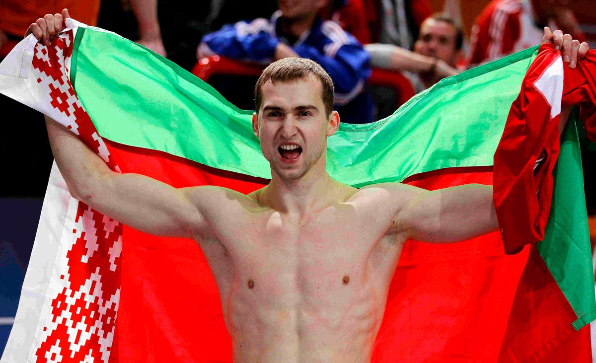 Андрей Кравченко празднует победу в соревнованиях по семиборью на чемпионате Европы по легкой атлетике, Париж, 2011 год. Фото: EPA / KERIM OKTEN
