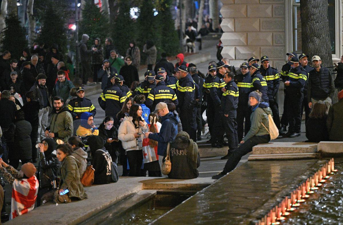 Полицейские и участники митинга у здания грузинского парламента в Тбилиси, 28 октября 2024 года. Фото: Евгений Разумный / Коммерсантъ / Sipa USA / Vida Press