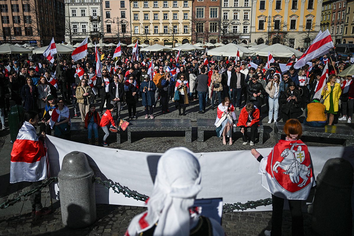 Белорусы держат флаги оппозиции исторической Беларуси и выкрикивают лозунги во время празднования Дня свободы 25 марта 2023 года в Кракове, Польша. Фото: Omar Marques / Anadolu Agency / Abaca Press / ddp images / Vida Press