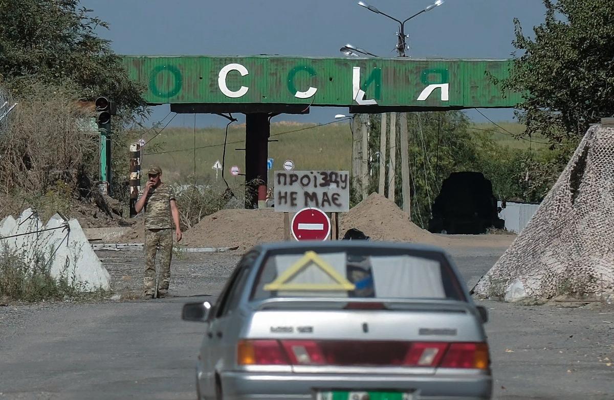 A damaged sign reading “Russia” marks the border crossing between Ukraine’s Sumy region and Russia’s Kursk region, 21 August 2024. Photo: EPA-EFE