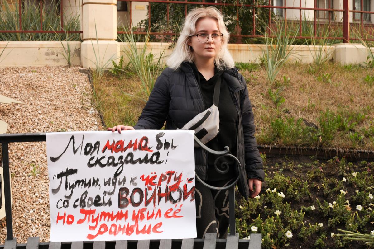 Маргарита Мурахтаева во время антивоенного пикета. Фото: SOTA