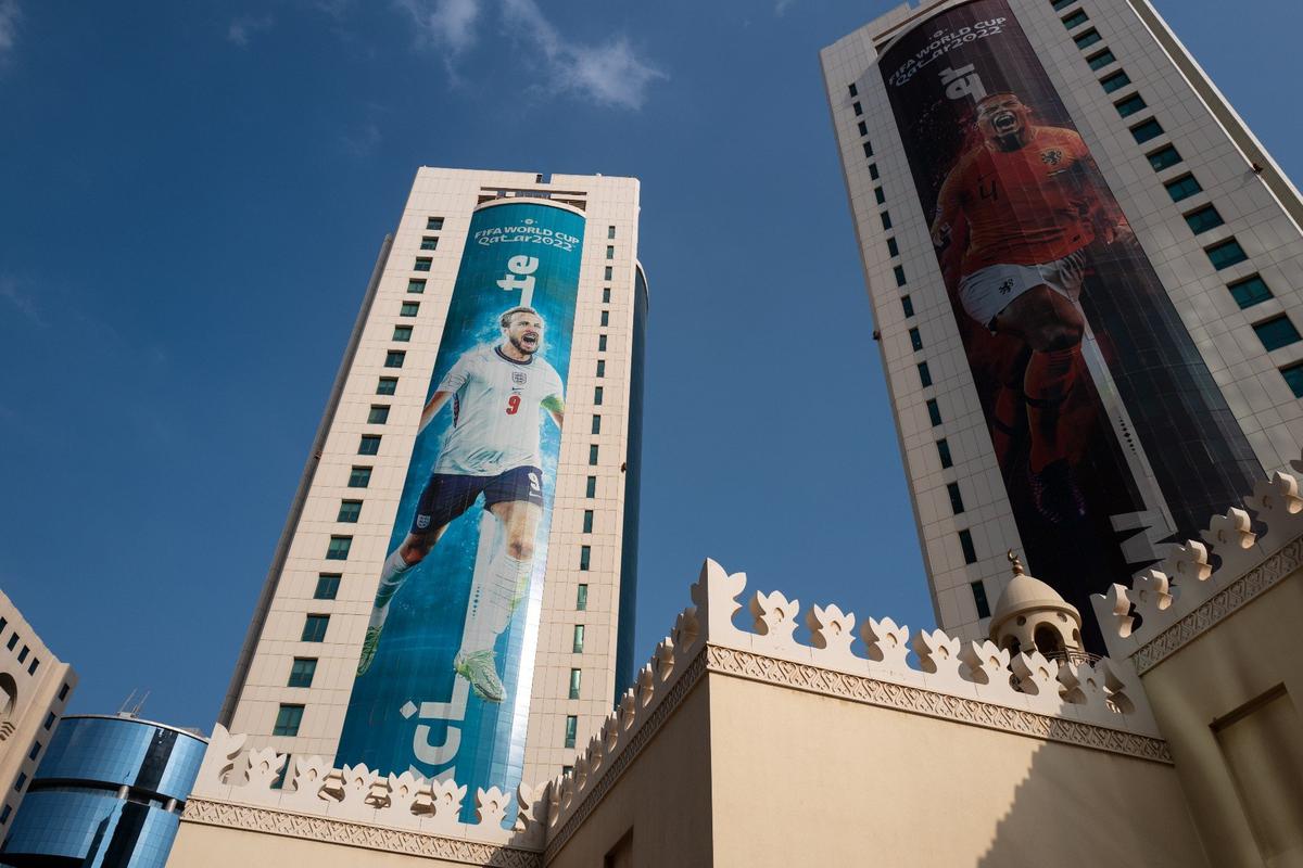 Огромное изображение игрока сборной Англии по футболу Гарри Кейна на здании в Вест-Бэй, Доха, Катар. Фото:Robbie Jay Barratt- AMA / Getty Images