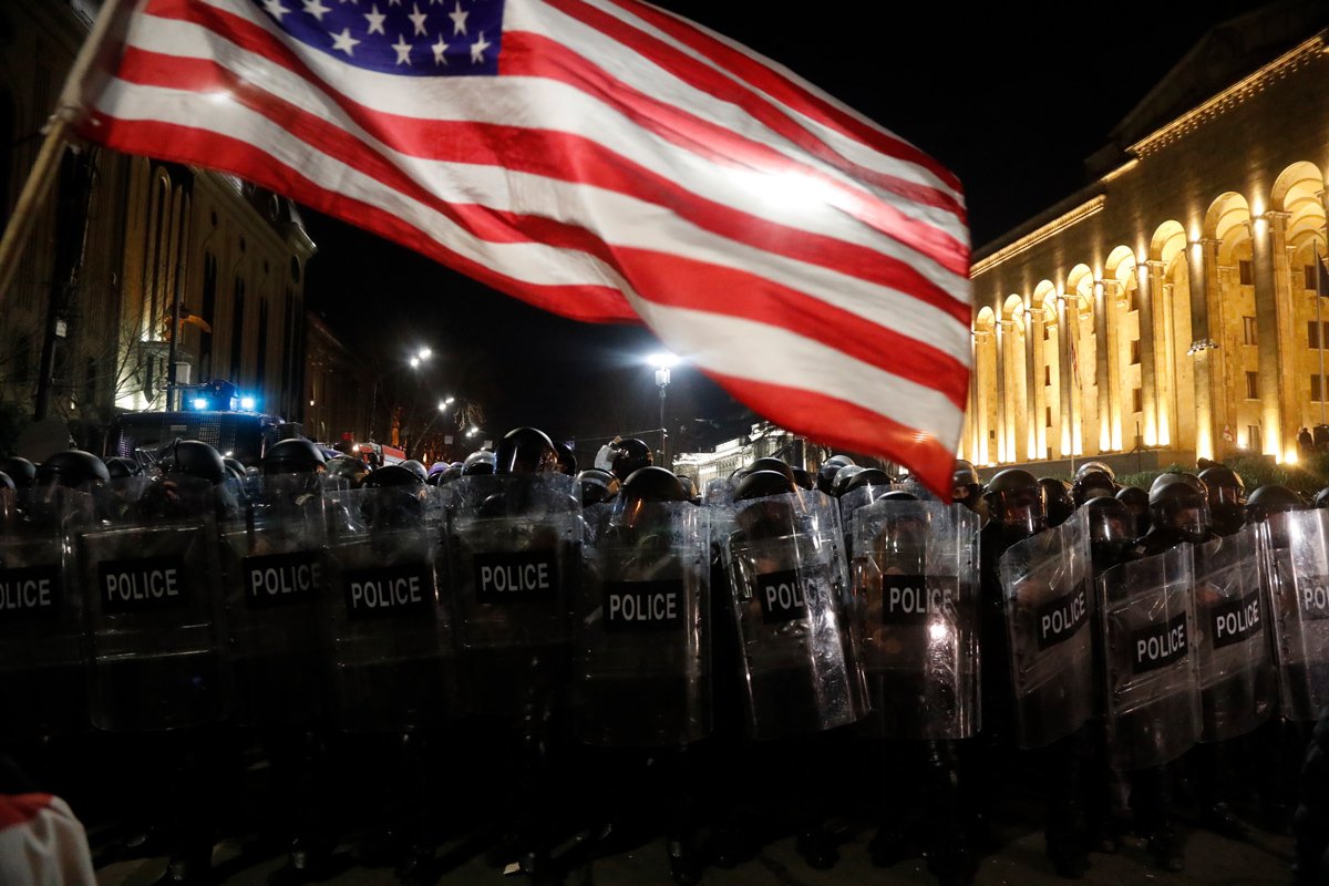 Грузинские полицейские стоят в строю во время акции протеста против принятия «Закона об иностранных агентах» перед зданием парламента в Тбилиси, Грузия, 8 марта 2023 года. Фото: Зураб Курцикидзе / EPA-EFE