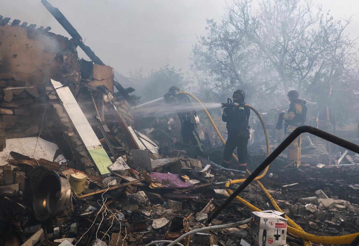 Ukrainian rescue workers in the aftermath of a Russian missile strike on Ukraine’s Kharkiv region, 31 August 2024. Photo: EPA-EFE / SERGEY KOZLOV