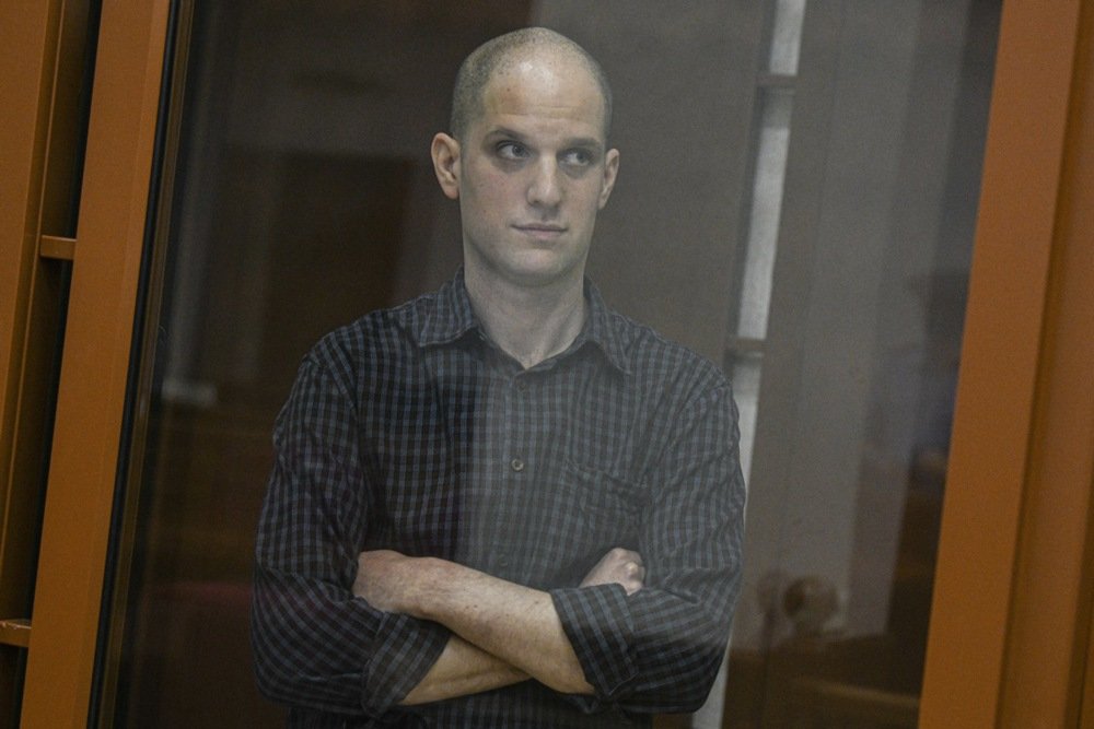 WSJ correspondent Evan Gershkovich stands in a glass cage prior to a hearing in Yekaterinburg’s Sverdlovsk Regional Court, Yekaterinburg, Russia, 26 June 2024. Photo: EPA-EFE/STRINGER