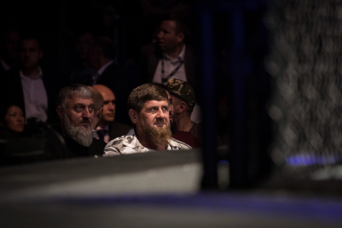 Адам Делимханов и Рамзан Кадыров в первом ряду во время самого первого турнира UFC в России. Сентябрь 2018 года. Фото: Влад Докшин