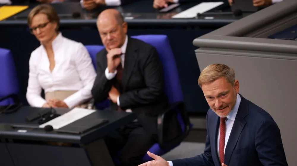 <em>Министр финансов Германии Кристиан Линднер (справа) и канцлер Германии Олаф Шольц (по центру). Фото: EPA-EFE/CLEMENS BILAN</em>