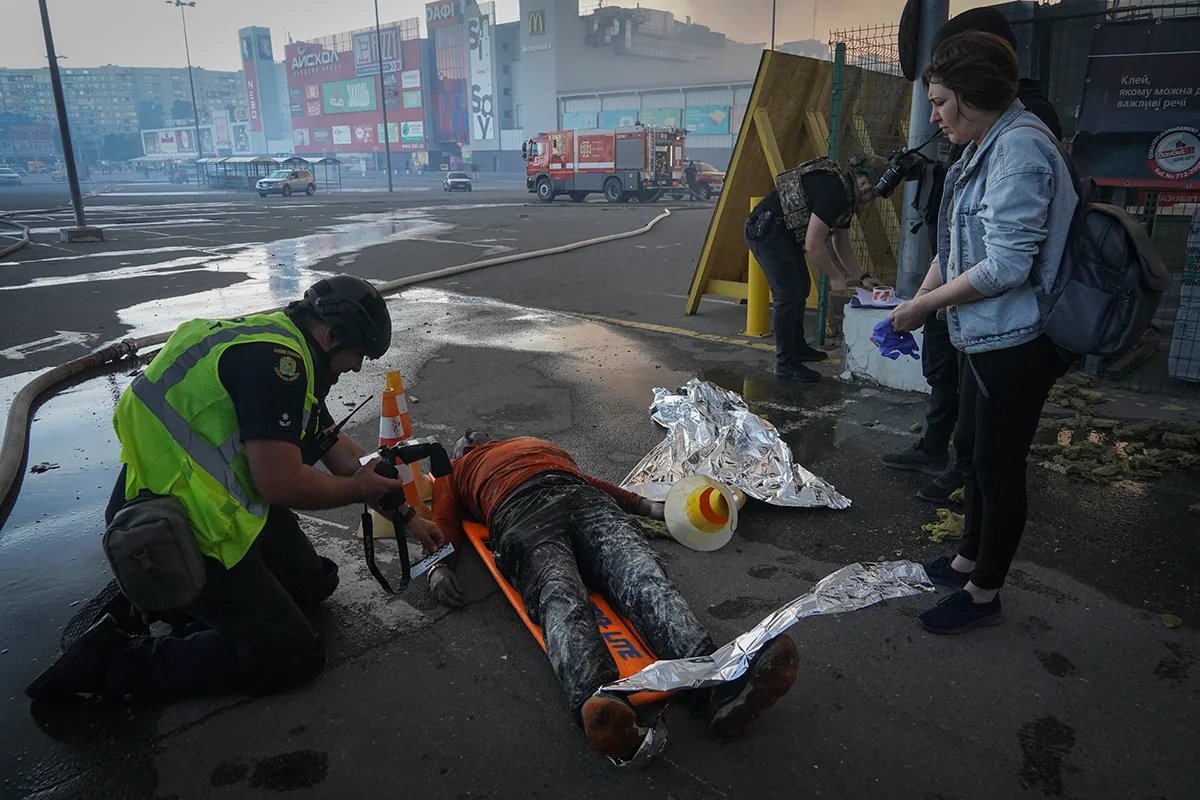 A police officer registers the death of a man in the the hypermarket car park. Photo: Valentyn Ogirenko / Reuters / Scanpix / LETA