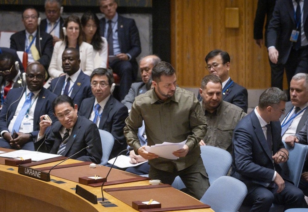 Владимир Зеленский уходит после выступления на заседании Совета Безопасности ООН в Нью-Йорке, 20 сентября 2023 года. Фото: EPA-EFE/JUSTIN LANE