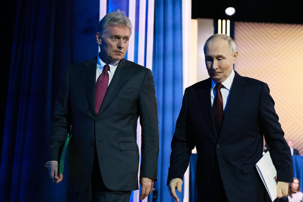 Kremlin spokesperson Dmitry Peskov accompanies Vladimir Putin to his annual Direct Line call-in show at Moscow’s Gostiny Dvor, 19 December 2025. Photo: EPA /Mikhail Metzel / Sputnik / Kremlin