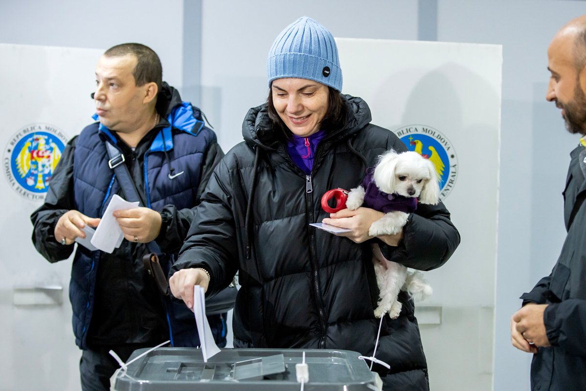 Votimi në një qendër votimi në Kishinau, 20 tetor 2020. Foto: Dumitru Doru / EPA-EFE