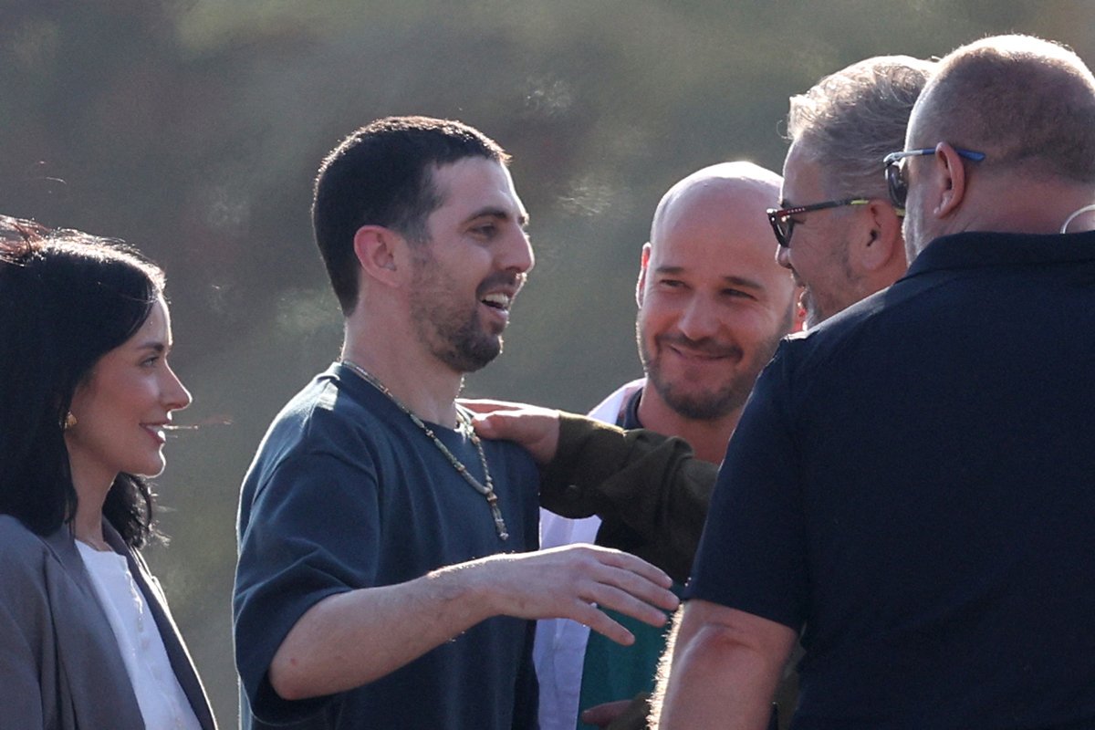 Элкана Бохбот, один из освобождённых израильских заложников, по прибытии в медицинский центр в Рамат-Гане, Израиль, 13 октября 2025 года. Фото: Ahmad Gharabli / AFP / Scanpix / LETA