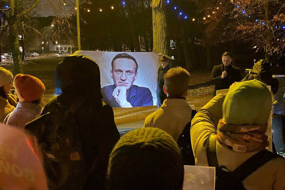 Дмитрий Захватов на акции в память Алексея Навального у посольства России в Вильнюсе. Фото: Илья Азар / «Новая Газета Европа»