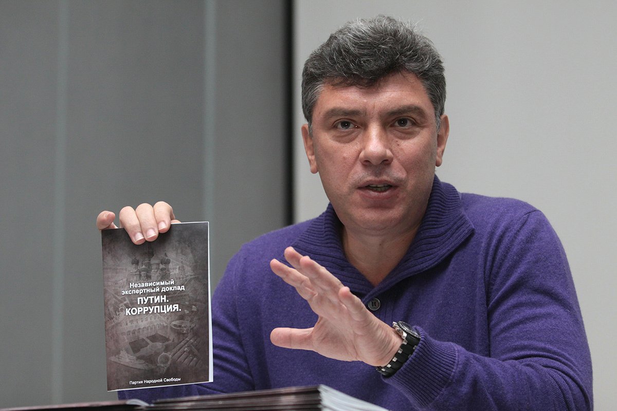 Борис Немцов представляет свою книгу «Путин. Коррупция». Фото: Picvario Media, LLC / Alamy / Vida Press