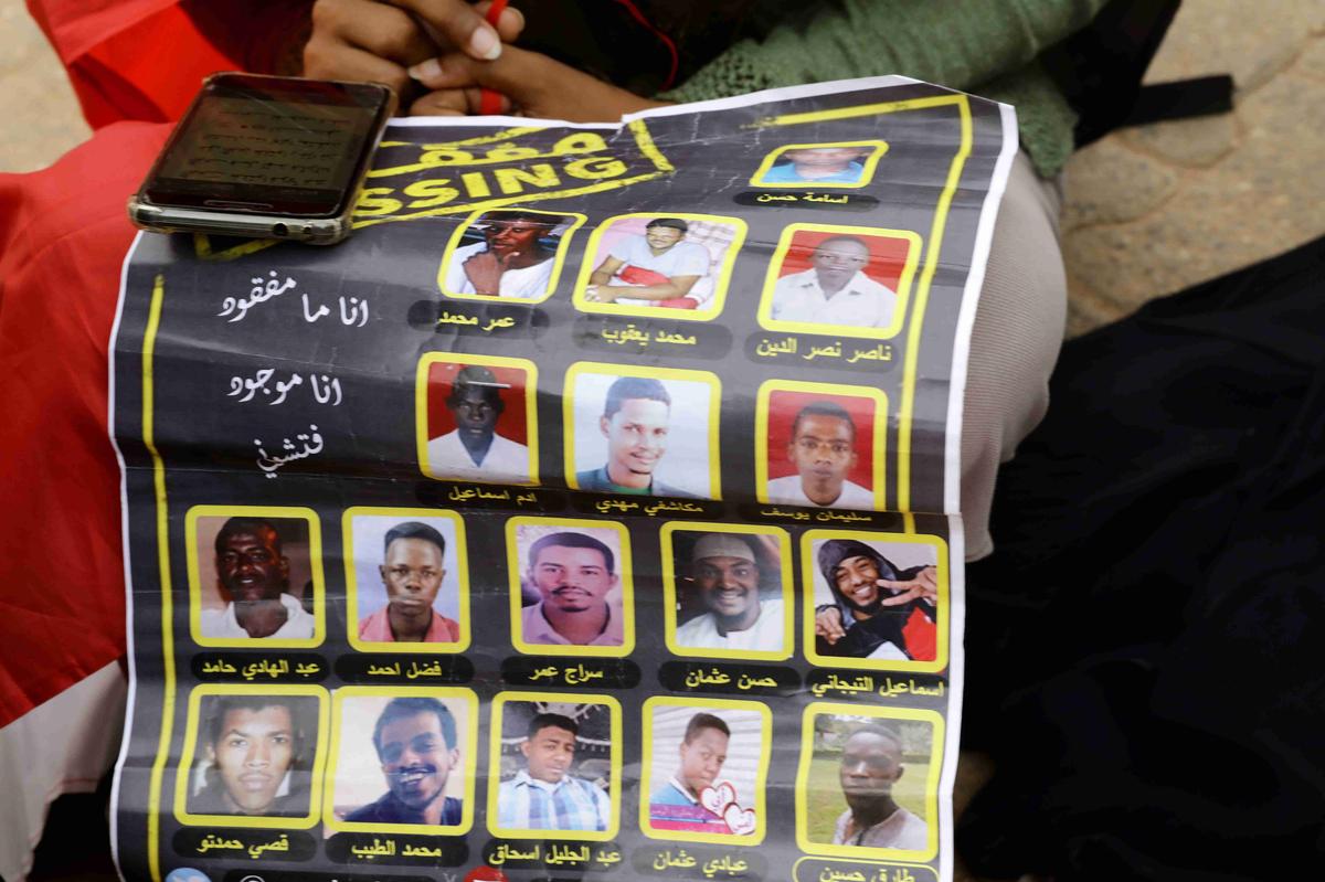 Плакат с изображением пропавших без вести во время восстания против бывшего президента Омара Хасана аль-Башира. Фото: EPA-EFE / AMEL PAIN