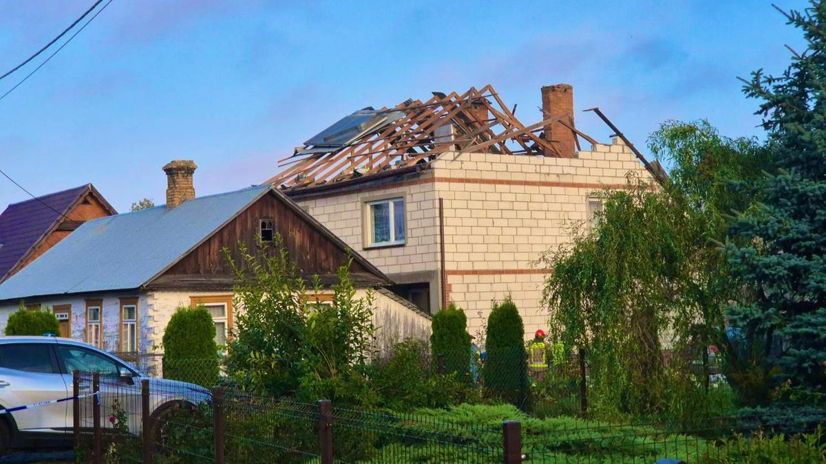 Беспилотники РФ вторглись в воздушное пространство Польши во время ночного массированного удара по Украине. Четыре аэропорта временно приостанавливали работу. Один из дронов упал на частный жилой дом