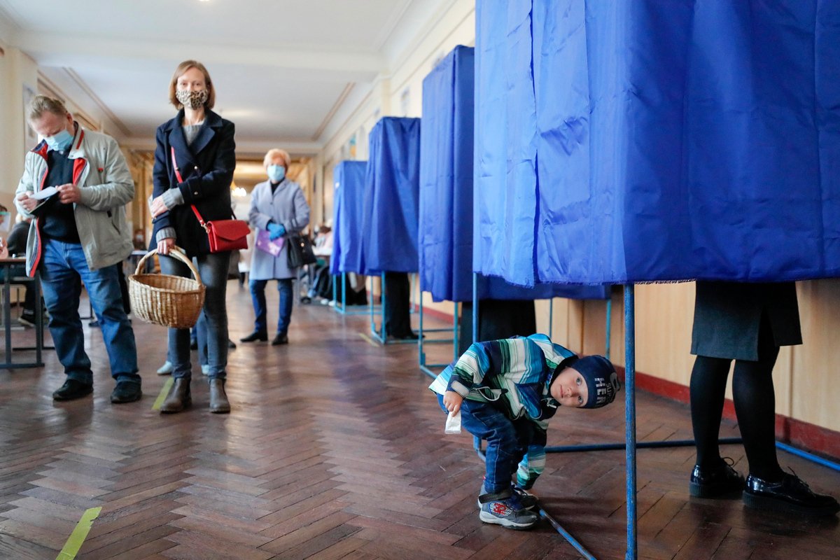 Местные выборы в Киеве, Украина, 25 октября 2020 года на фоне продолжающейся пандемии коронавируса COVID-19. Фото: Сергей Долженко / EPA-EFE