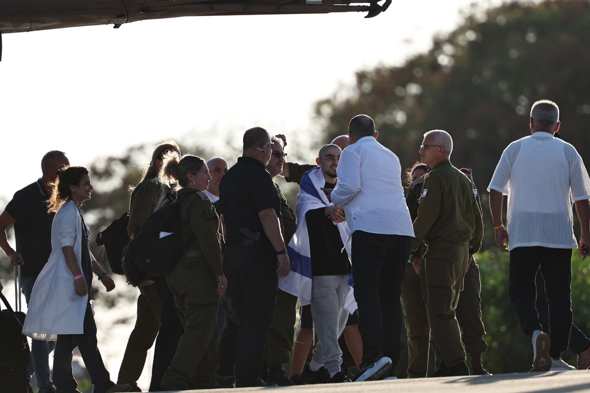 Освобождённый израильский заложник Ром Брасловски, Израиль, 13 октября 2025 года. Фото: Atef Safadi / EPA