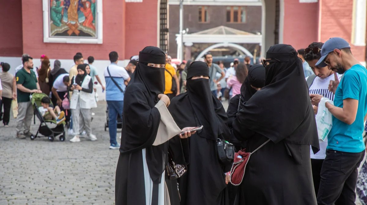 Women in niqabs on Red Square, Moscow, 29 June 2024. Photo: Nikolay Vinokurov / Alamy / Vida Press